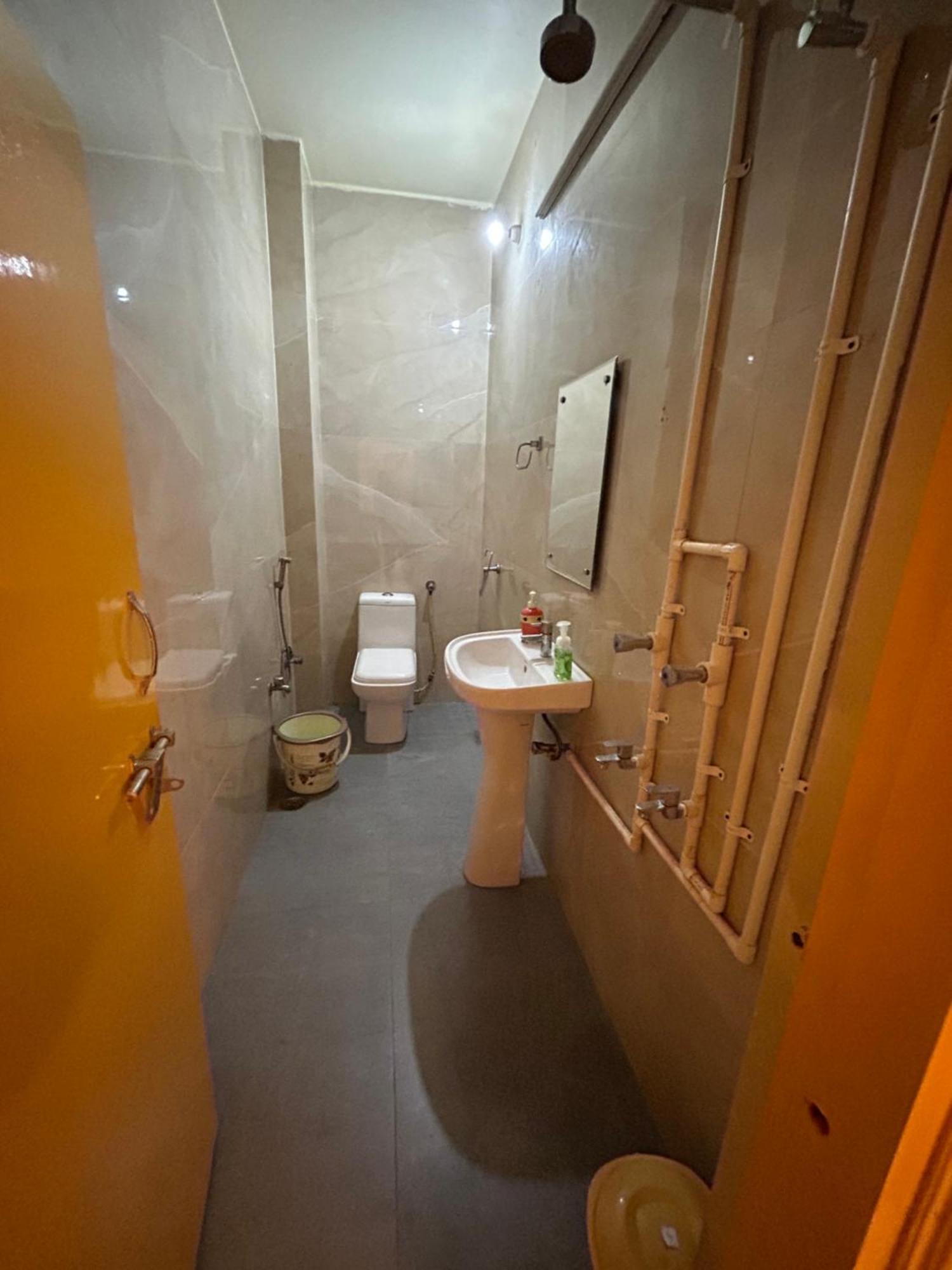 The Yellow House - Couple'S Getaway In Gomti Nagar- 1 Bhk Lakhnau Kültér fotó