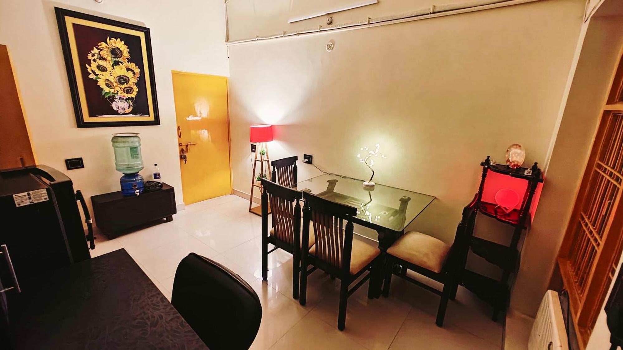 The Yellow House - Couple'S Getaway In Gomti Nagar- 1 Bhk Lakhnau Kültér fotó